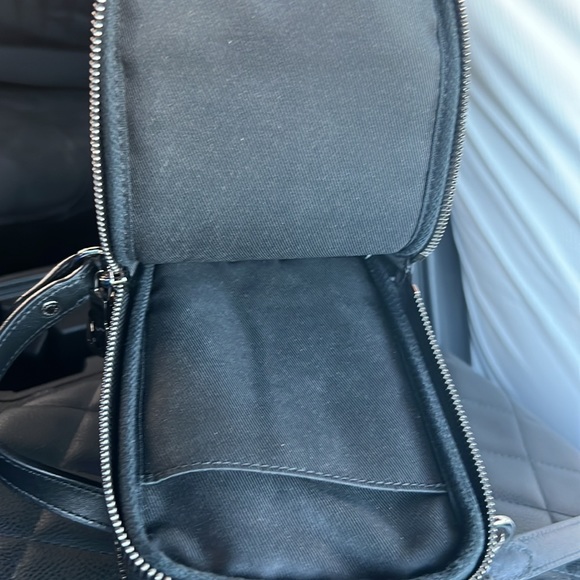 Louis Vuitton - Picture 2 of 4